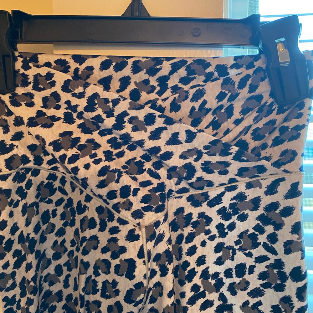White/gray/navy print aerie leggings. Barely worn